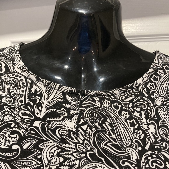 carré noir - Black & White Paisley Print Round Neck Sleeveless Blouse - Sz S - Picture 2 of 8